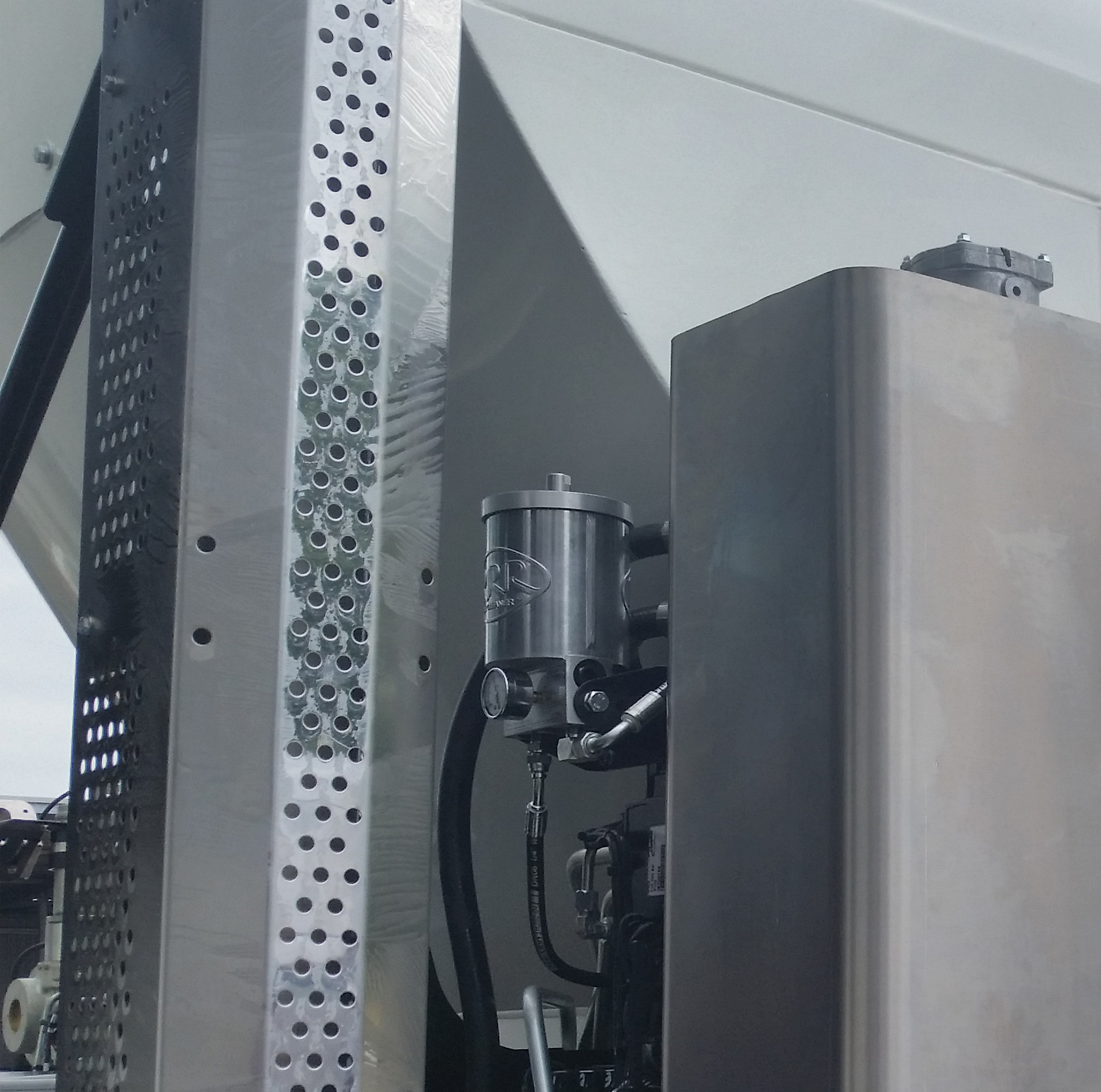 Triple R BU30E bypass oliefilter geïnstalleerd op vuilniswagen